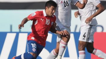 El chileno Nicolás Maturana recibe la falta del egipcio Trezeget en el encuentro del Grupo E del Mundial Sub-20 ayer en Turquía.