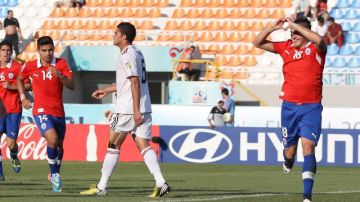 Nicolás Castillo (der.) celebra el empate temporal de Chile, que terminaría venciendo 2-1 a Egipto.
