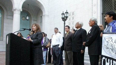 En 2006, activistas pedían frente al Ayuntamiento de LA respetar los derechos de los inmigrantes.