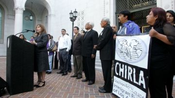 En 2006, activistas pedían frente al Ayuntamiento de LA respetar los derechos de los inmigrantes.