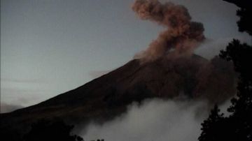 El volcán Popocatépetl, ubicado en el centro de México, lanza una exhalación de ceniza.