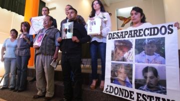 Familiares de desaparecidos se manifiestan durante una rueda de prensa en el Centro de Derechos Humanos Miguel Agustín Pro Juárez, en Ciudad de México.