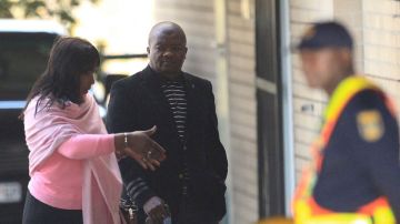 La hija de Nelson Mandela, Makaziwe Mandela, llega al hospital junto a Bantu Holomisa un amigo de la familia.