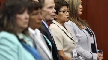 La familia de George Zimmerman está presente en la sala de la corte. Aquí se ven cuando asistieron a la selección del jurado el pasado jueves. Su padre Robert Zimmerman (centro), su madre Gladys (segunda desde la derecha), y su esposa Shellie Zimmerman (der.).