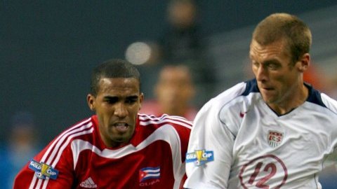 Maikel Galindo (i) de Cuba lucha por el balón con Jimmy Conrade Estados Unidos durante su partido de la Copa de Oro de la CONCACAF jugado en el Qwest Field de Seattle, Estados Unidos