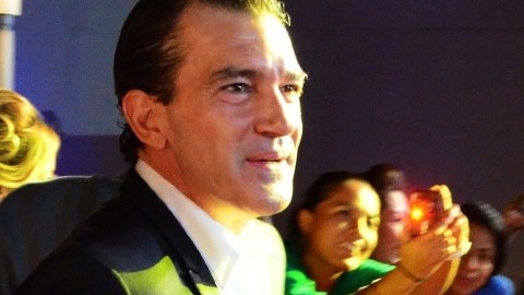 "¡Qué manía tienen de ponerme a cantar!, pero por la gala hago lo que sea, dijo el actor.