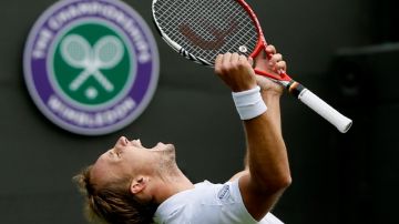 Steve Darcis desfoga  toda su alegría con un  grito al derrotar en la ronda de sencillos varonil de Wimbledon a Rafael Nadal.