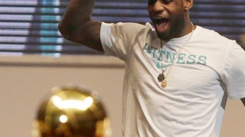 LeBron saluda al ser llamado en la American Airlines Arena.