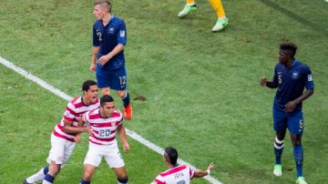 Daniel Cuevas (20) ya marcó el gol del empate para EEUU ante Francia y festeja con Javan Torre (izq.) y Héctor Joya ayer en Estambul.