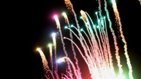 Varias luces en el cielo nocturno serán vistas este jueves 4 de julio en la bahía de San Francisco, como éstas, de Madrid, España.