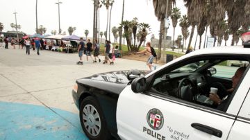 Policías de Los Ángeles podrán emitir en unos días multas por faltas menores.