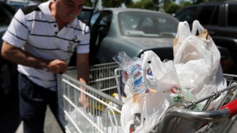 Las proposiciones 65 y 67 se refieren a la venta de bolsas plásticas.