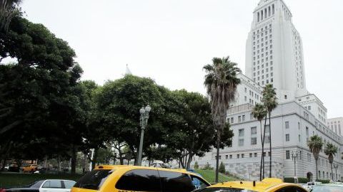 Los taxistas de Los Ángeles realizaron una manifestación alrededor del Ayuntamiento de Los Ángeles para protestar por la competencia de agencias que brindan servicios similares.
