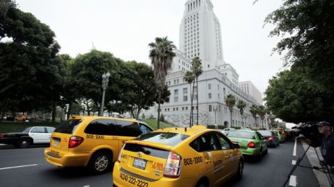 Los taxistas de Los Ángeles realizaron una manifestación alrededor del Ayuntamiento de Los Ángeles para protestar por la competencia de agencias que brindan servicios similares.