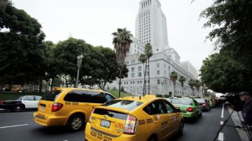 Los taxistas de Los Ángeles realizaron una manifestación alrededor del Ayuntamiento de Los Ángeles para protestar por la competencia de agencias que brindan servicios similares.
