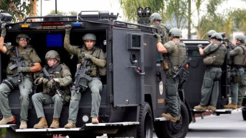 Agentes especializados se despliegan por la zona buscando al sospechoso que se dió a la fuga tras dispararle a dos detectives frente a una estación de policía de Los Ángeles.