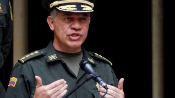 El jefe de la policía nacional de Colombia, Jose Roberto León, contesta preguntas de la prensa sobre el caso.