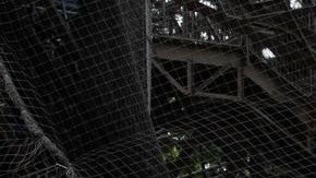 Turistas reaccionan sorprendidos al llegar a la Torre Eiffel y encontrarse con que el monumento más famoso de París está cerrado.
