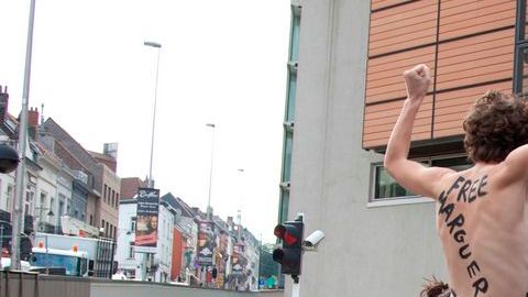 Tres mujeres “topless” brincaron encima del auto del primer ministro tunecino quien se encuentra en Bruselas.
