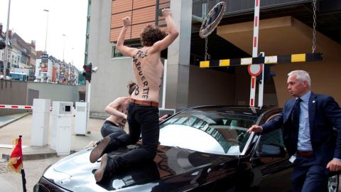 Tres mujeres “topless” brincaron encima del auto del primer ministro tunecino quien se encuentra en Bruselas.