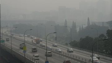 Altos niveles de contaminación por automóviles oscurecieron el cielo de Singapur el 20 de jumio de 2013.