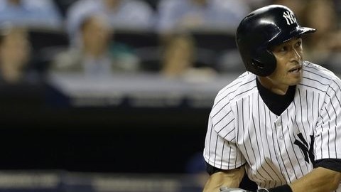 Ichiro observa el viaje de la pelota tras conectar cuadrangular en la novena.