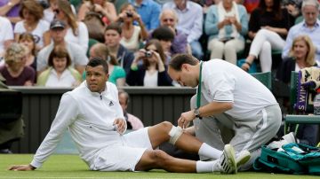 La rodilla izquierda del tenista francés le impidió seguir en contienda.