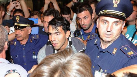 Llega argentino Tevez para firmar con Juventus