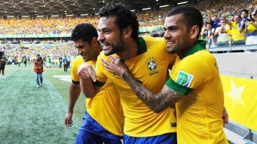 El defensa de la selección de Brasil, Marcelo Vieira (i), salta por el balón con Edinson Cavani, delantero de Uruguay,
