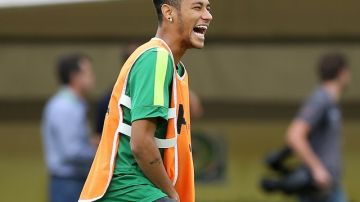 Neymar, figura de la selección de Brasil, briomea durante el entrenamiento de este martes
