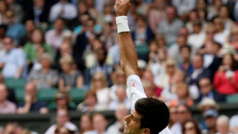 Novak Djokovic sirve un envío a  Florian Mayer en el primer set.
