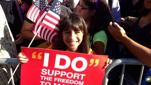 Manifestantes a favor y en contra de los matrimonios gay se reunieron en West Hollywood, en California, luego de conocerse el fallo de la Corte Suprema.