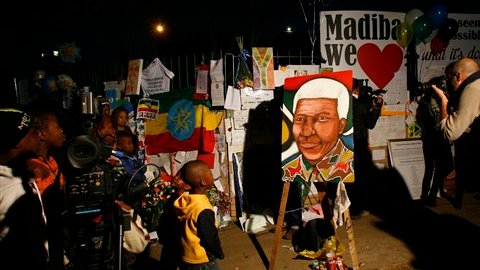 La gente se ha reunido afuera del hospital de Pretoria donde Mandela ha sido conectado a un respirador, en lo que podrían ser sus últimas horas de vida.