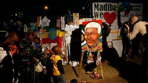 La gente se ha reunido afuera del hospital de Pretoria donde Mandela ha sido conectado a un respirador, en lo que podrían ser sus últimas horas de vida.