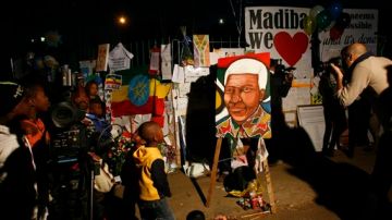 La gente se ha reunido afuera del hospital de Pretoria donde Mandela ha sido conectado a un respirador, en lo que podrían ser sus últimas horas de vida.