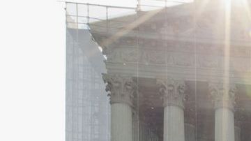 Los demandantes contra la Proposición 8 de California esta mañana a su salida de la Corte Suprema de Justicia: Paul Katami, y su pareja Jeff Zarrillo; Sandy Stier y su pareja Kris Perry.