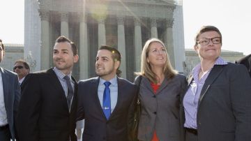 Los demandantes contra la Proposición 8 de California esta mañana a su salida de la Corte Suprema de Justicia: Paul Katami, y su pareja Jeff Zarrillo; Sandy Stier y su pareja Kris Perry.