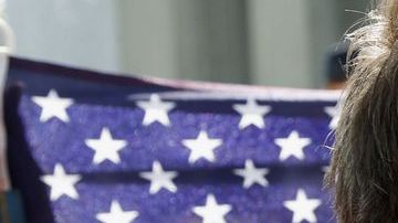 Personas celebran la decisión de la Corte Suprema de Justicia en las afueras del tribunal en Washington.