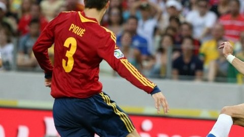 Alberto Gilardini (d) de Italia en acción ante Gerard Pique (i) de España durante la semifinal de la Copa Confederaciones