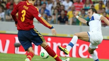 Alberto Gilardini (d) de Italia en acción ante Gerard Pique (i) de España durante la semifinal de la Copa Confederaciones