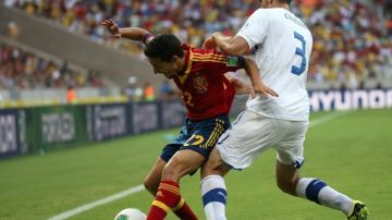 Jesus Navas (i) de España en acción ante Giorgio Chiellini de Italia durante la semifinal de la Copa Confederaciones