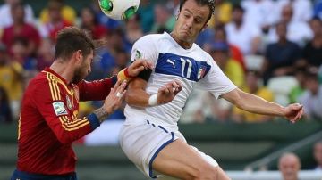 El jugador de Italia Alberto Gilardino (d) en acción ante Sergio Ramos de España durante la semifinal de la Copa Confederaciones
