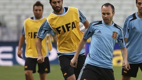 Los jugadores de la selección nacional española, Andrés Iniesta (c), Raúl Albiol (i) y Álvaro Arbeloa (d) durante el entrenamiento del equipo celebrado en el estadio de Castelão