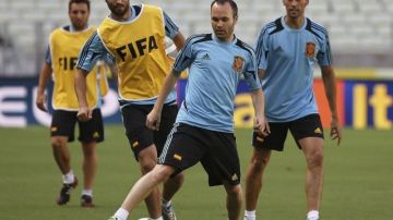 Los jugadores de la selección nacional española, Andrés Iniesta (c), Raúl Albiol (i) y Álvaro Arbeloa (d) durante el entrenamiento del equipo celebrado en el estadio de Castelão