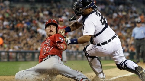 Tras un elevado de Josh Hamilton, el veloz Mike Trout se desliza seguro en home a pesar del esfuerzo de Brayan Peña, receptor de Tigres.