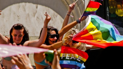 Mujeres bailan en una de los festejos del orgullo gay en San Francisco.
