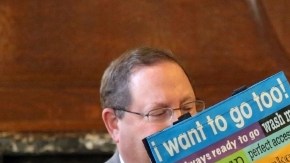 El alcalde de Los  Ángeles,  Antonio Villaraigosa, empezó la conferencia de prensa portando una bolsa reusable.