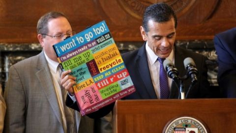 El alcalde de Los Ángeles, Antonio Villaraigosa, empezó la conferencia de prensa portando una bolsa reusable.