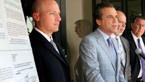 Los abogados Vince Finaldi (izq.), Brian Claypool y Luis Carrillo, representantes de 35 presuntas víctimas de abuso sexual.