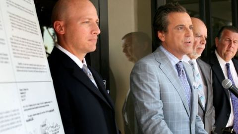 Los abogados Vince Finaldi (izq.), Brian Claypool y Luis Carrillo, representantes de 35 presuntas víctimas de abuso sexual.